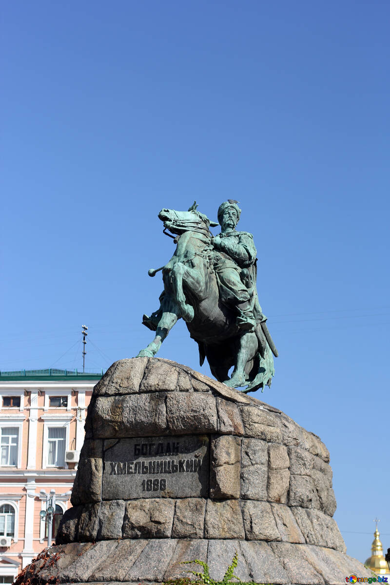 キエフでボフダンフメリニツキーの記念碑 №41843