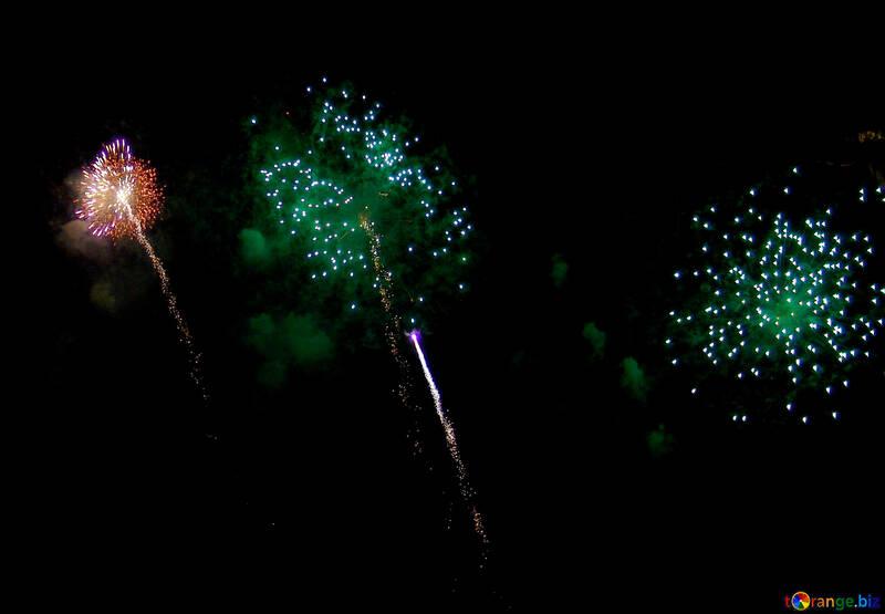 Focolai di fuochi d`artificio nel cielo notturno №41340