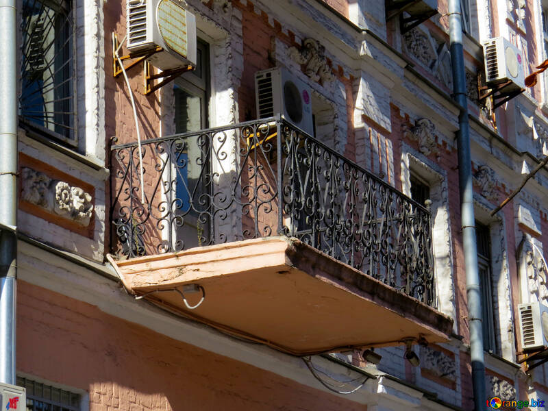 Vecchio balcone con ringhiera in metallo №41074