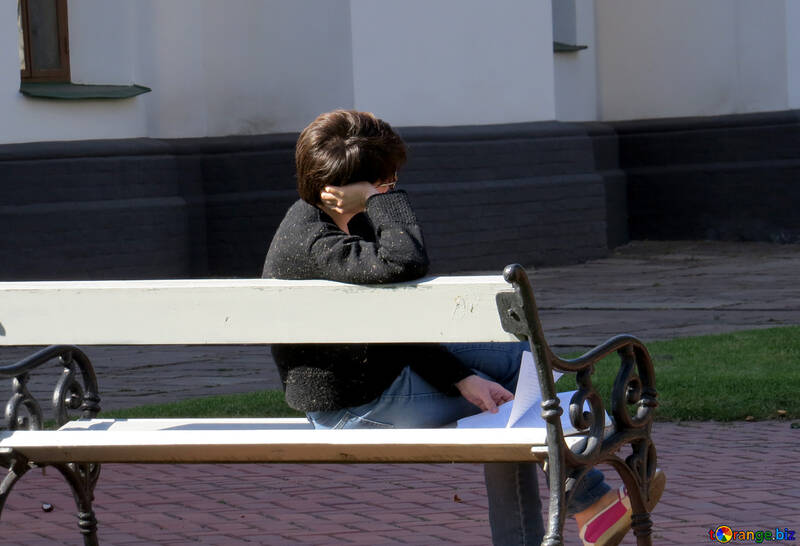 Un uomo si siede su una panchina №41118