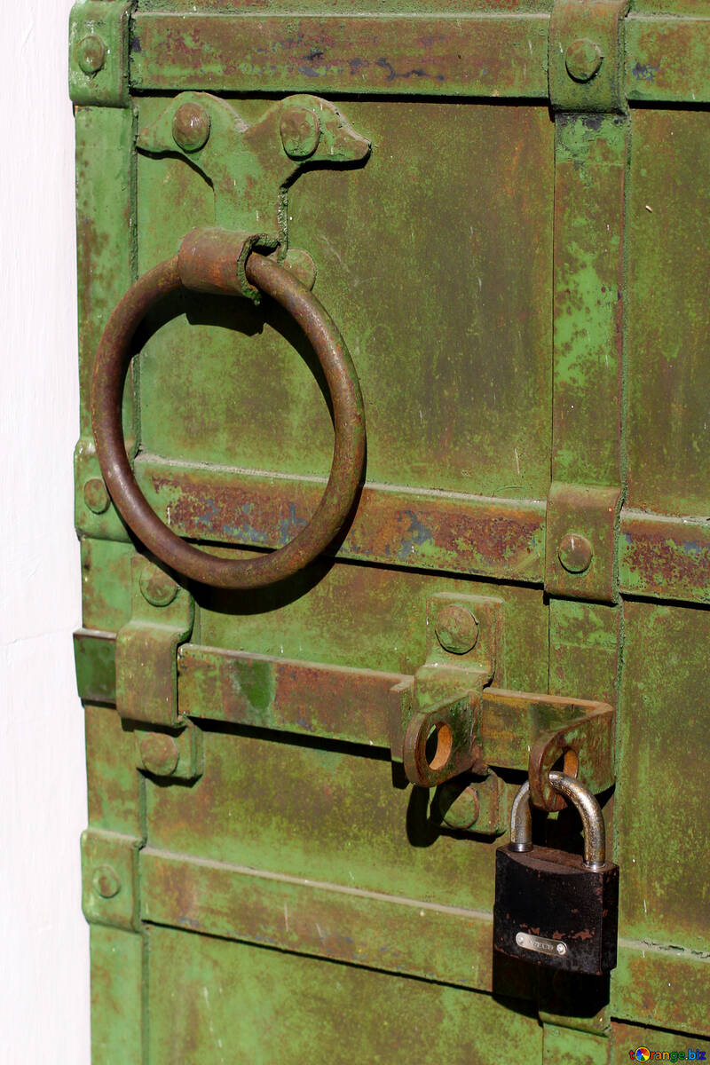 Die Schraube an der Tür und Schloss №41975