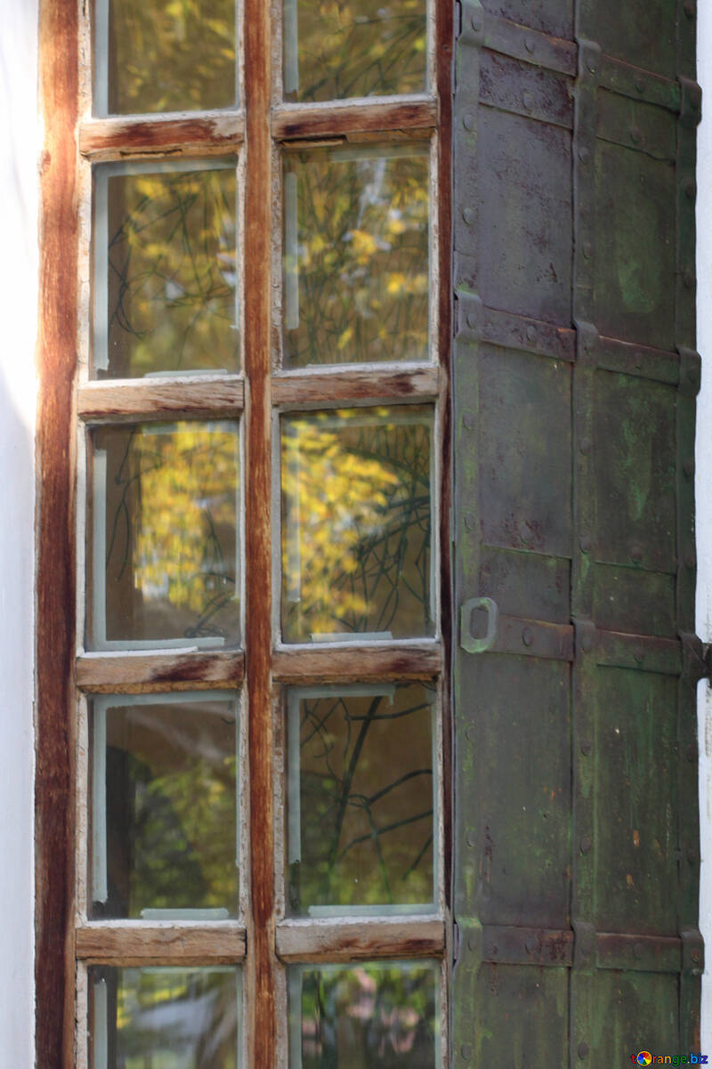 Fenster mit Fensterläden №41977