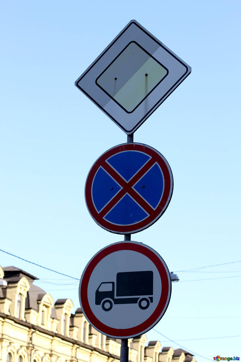 Signe de la circulation des camions est interdite №41598