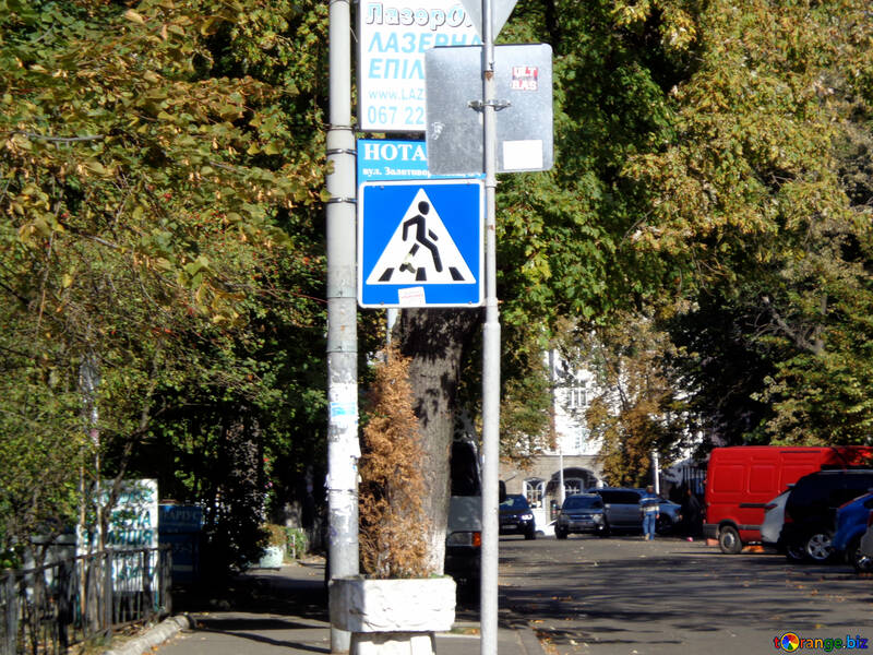Um sinal do cruzamento de pedestres №41662