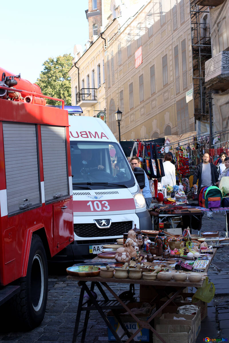 Ambulancia y camión de bomberos en una calle peatonal №41538