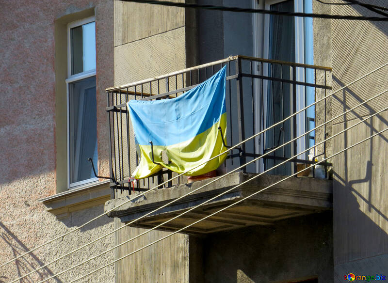 Ukrainische Flagge auf dem Balkon №41019