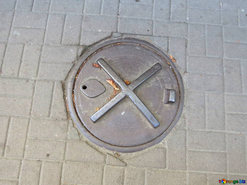 Manhole avec une croix №41270