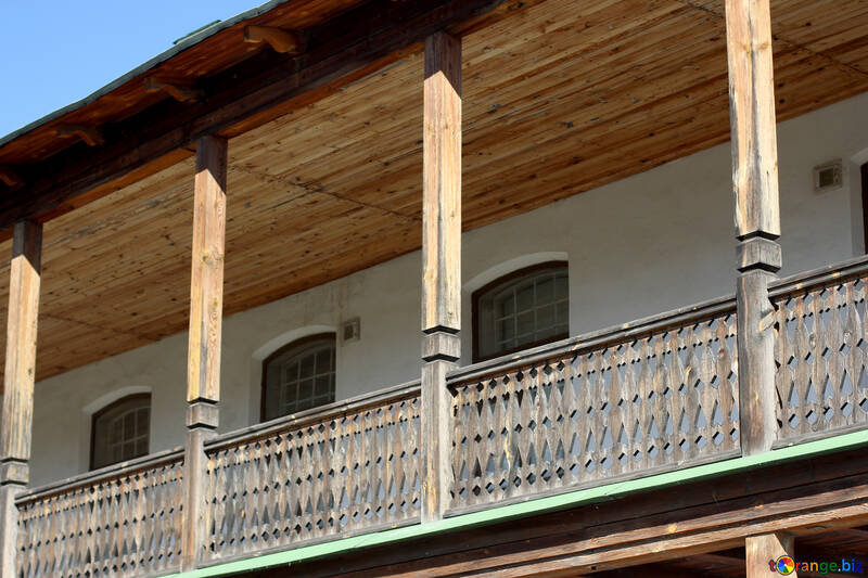 Ampio balcone in legno №41905