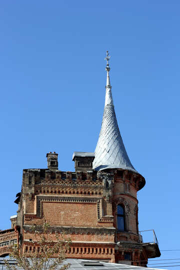 Un vecchio edificio con torre №42005