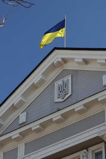 El escudo de armas y la bandera de Ucrania sobre el edificio №42033