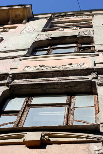 Alte Fassade mit Fenstern №42133
