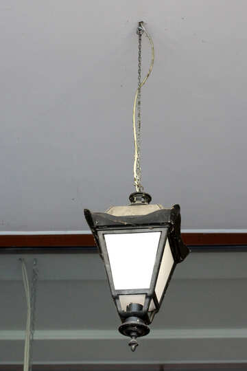 La lanterna appesa su una catena №42198