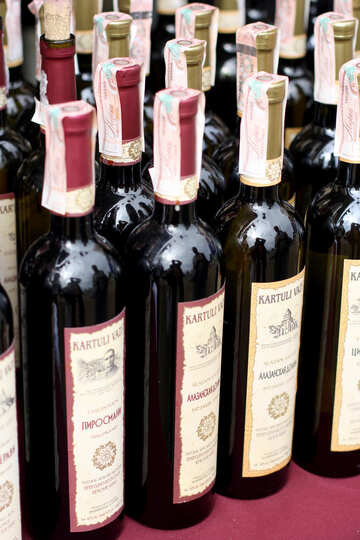 Die Flaschen aus dem georgischen Wein №42382