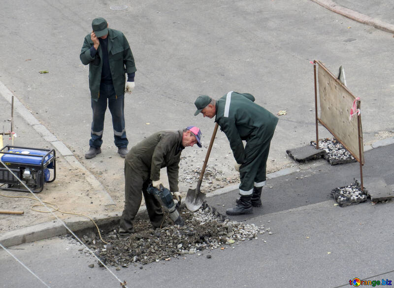 Будівельники копають яму в асфальті на дорозі №42493