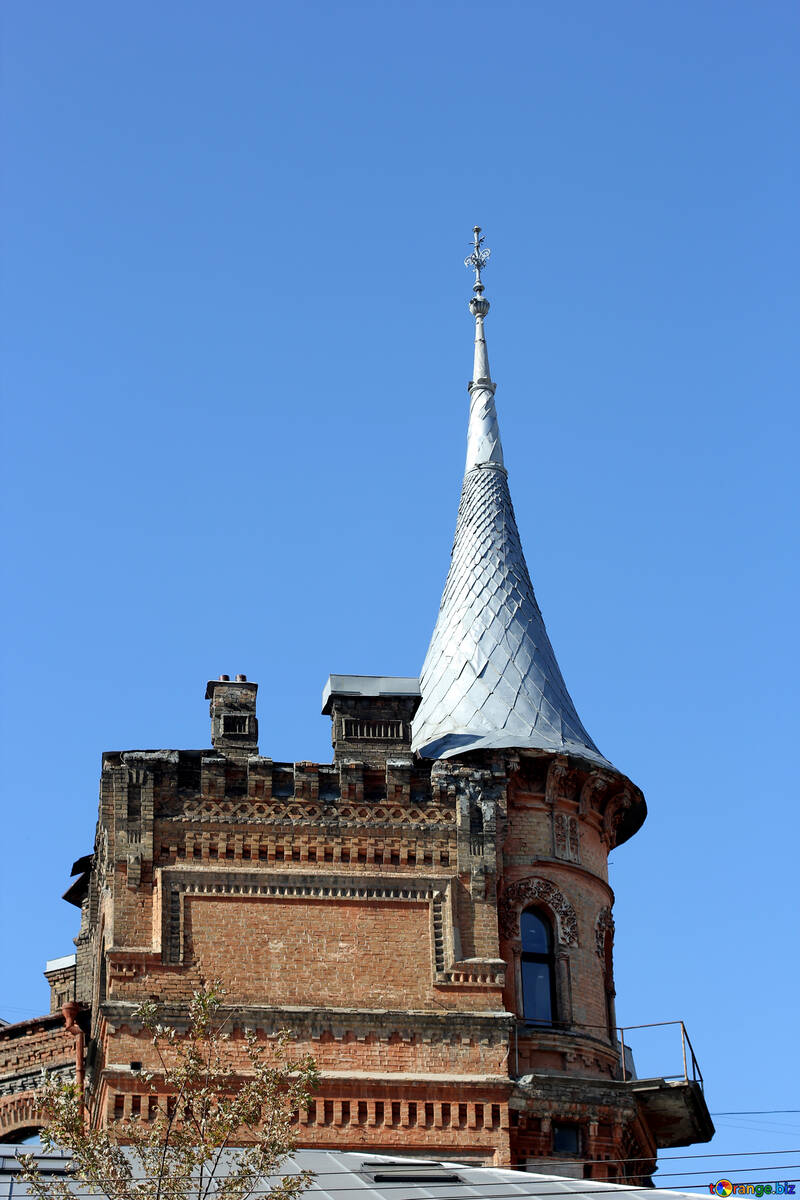 Ein altes Gebäude mit Turm №42005
