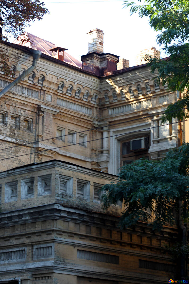 Enorme balcone in un vecchio edificio №42109