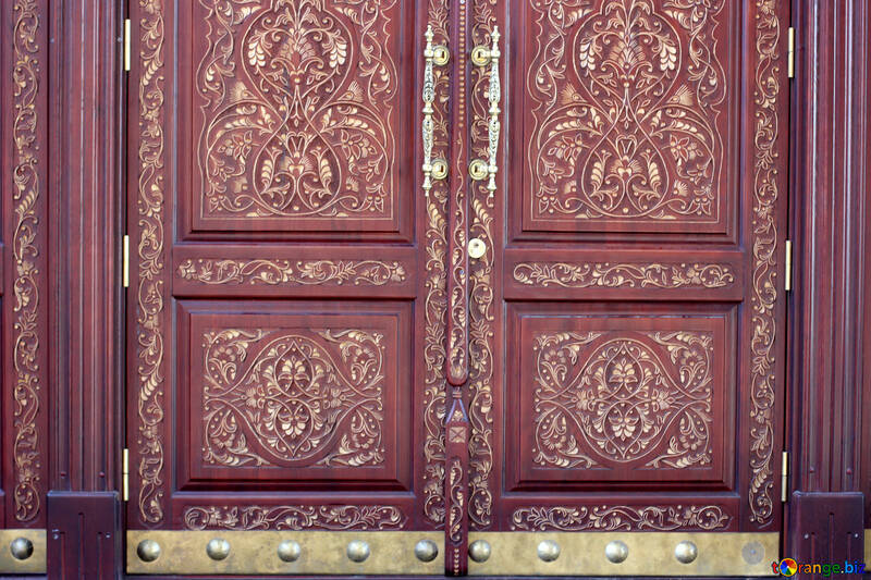 La puerta está decorada con un patrón de tallado №42049