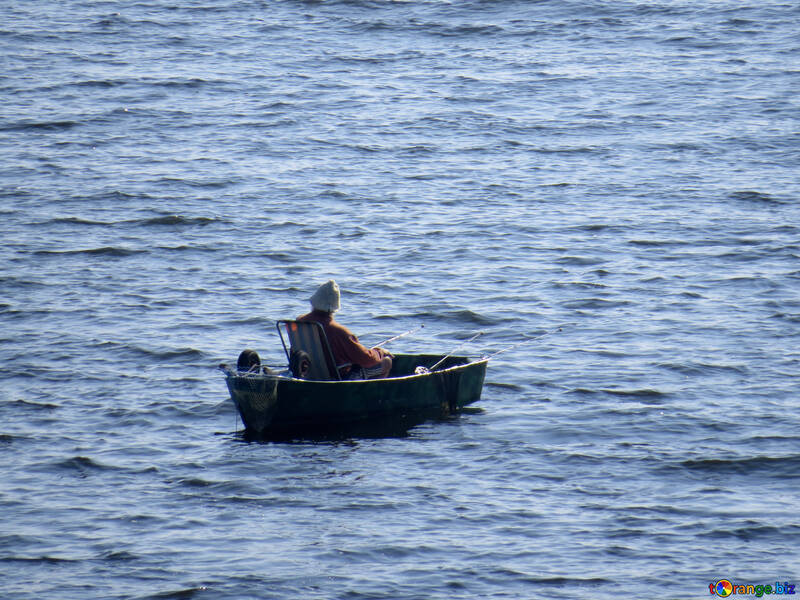 Pêcheur dans le bateau №42498
