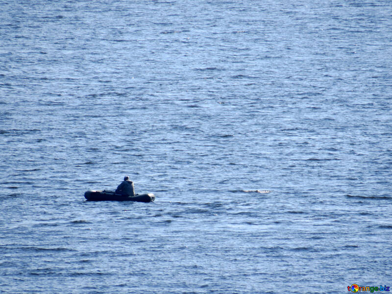 Un pescador en un bote de goma №42499