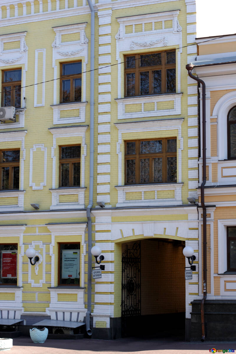 Typische alte Fassade in Kiew №42042