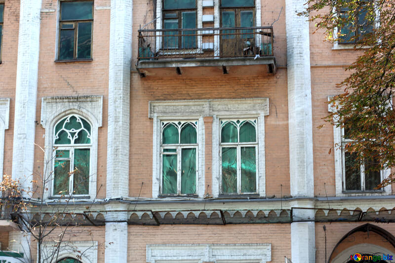 Ventanas antiguas y balcón №42025