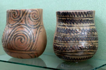 Die alten bemalten Keramik Geschirr №43848