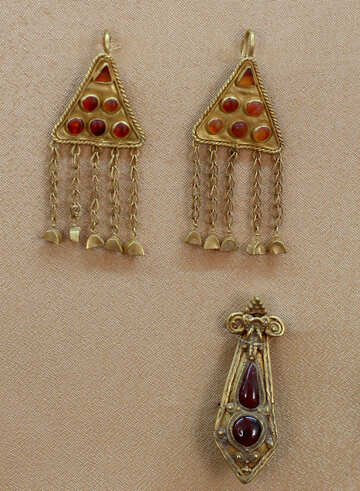 Ancient gold earrings №43860