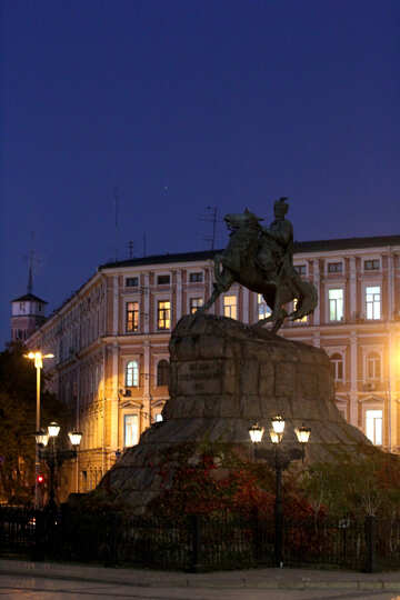 Monumento a Bogdan Khmelnitsky en la noche №43692