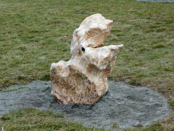 芝生の上の岩 №43098