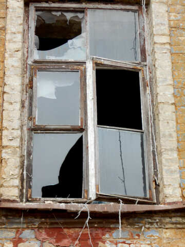 Fenster mit Glasscherben №43094