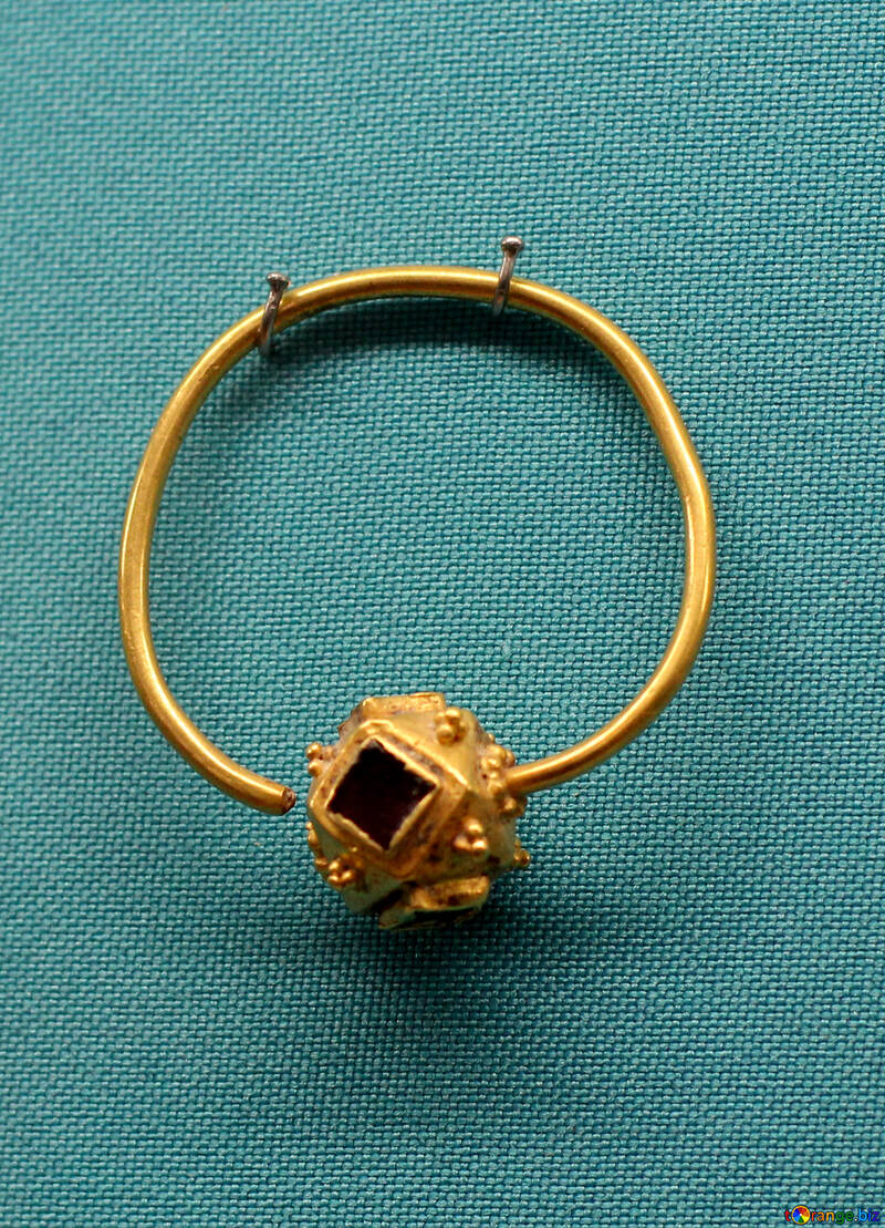 Anillo antiguo del oro con el rubí №43957