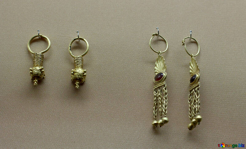 Gold earrings №43735
