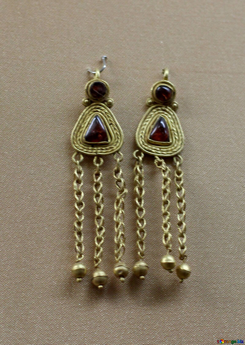 boucles d`oreilles vintage d`or avec des pierres №43738