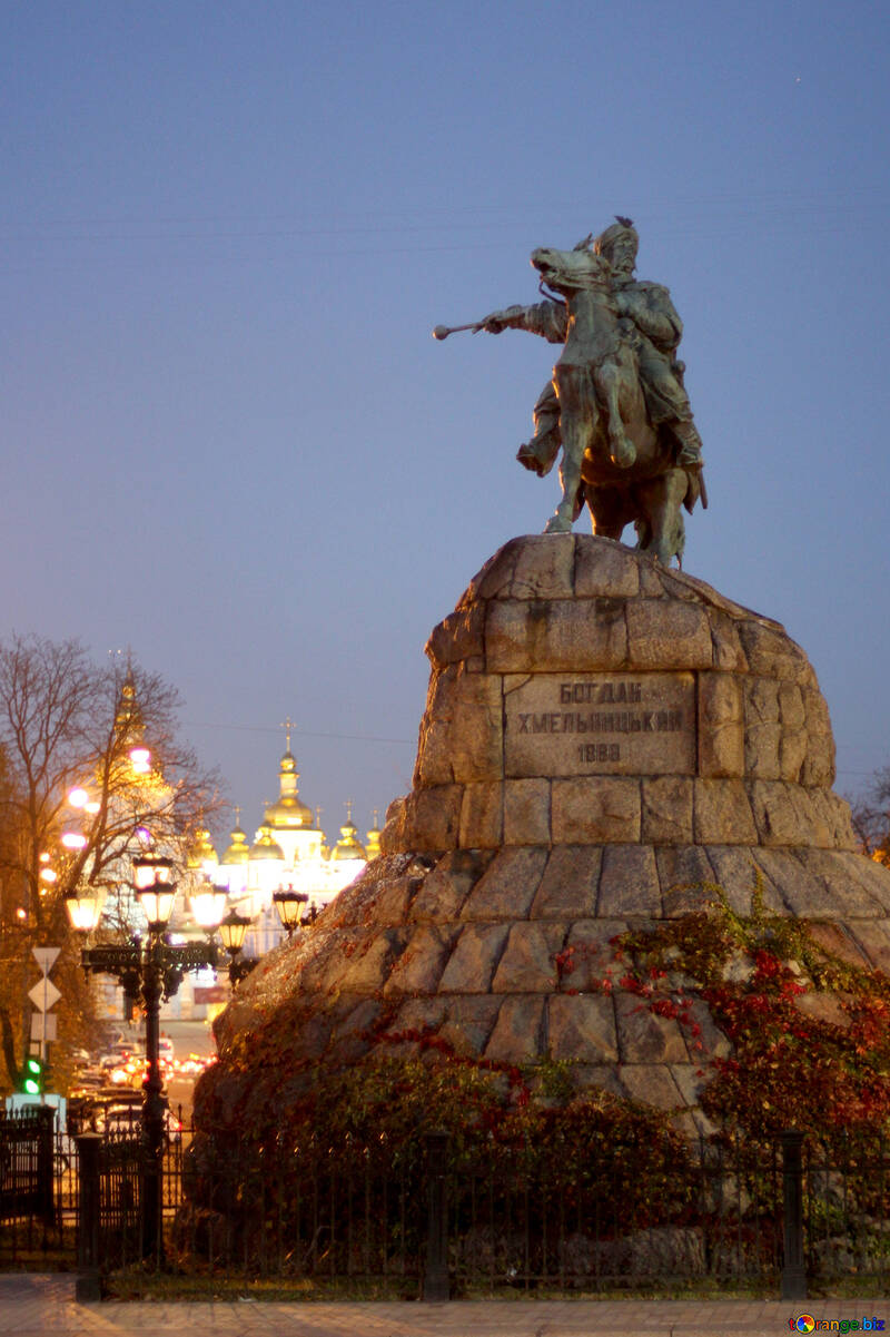 Monumento a Bogdan Khmelnitsky en la noche №43686