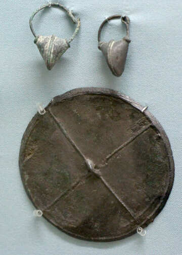 Pendientes antiguos y el medallón №44117