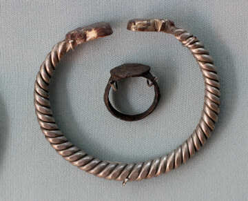 Der ehemalige Armband und Ring №44077