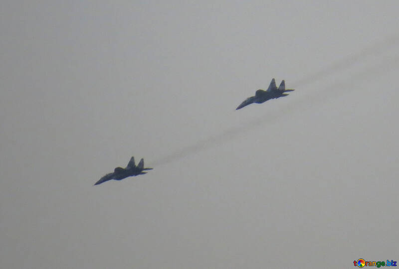 Militärflugzeuge in den Himmel №44498