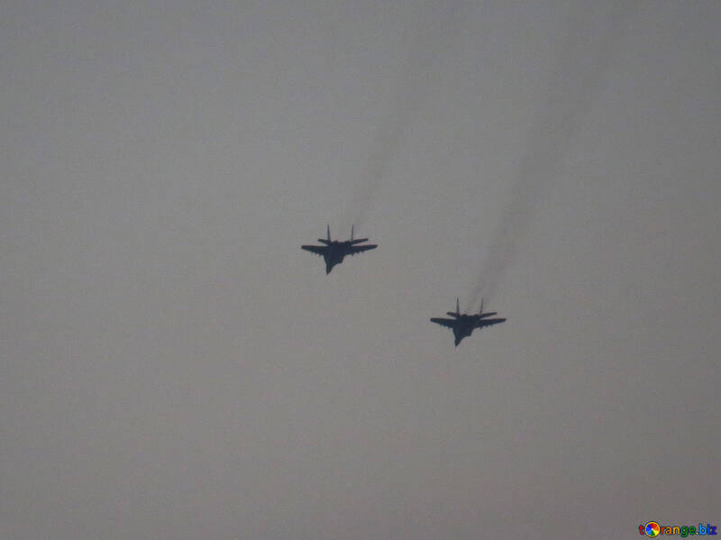 Militärflugzeuge in den Himmel №44501