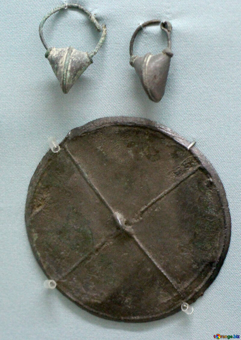 Antike Ohrringe und Medaillon №44117