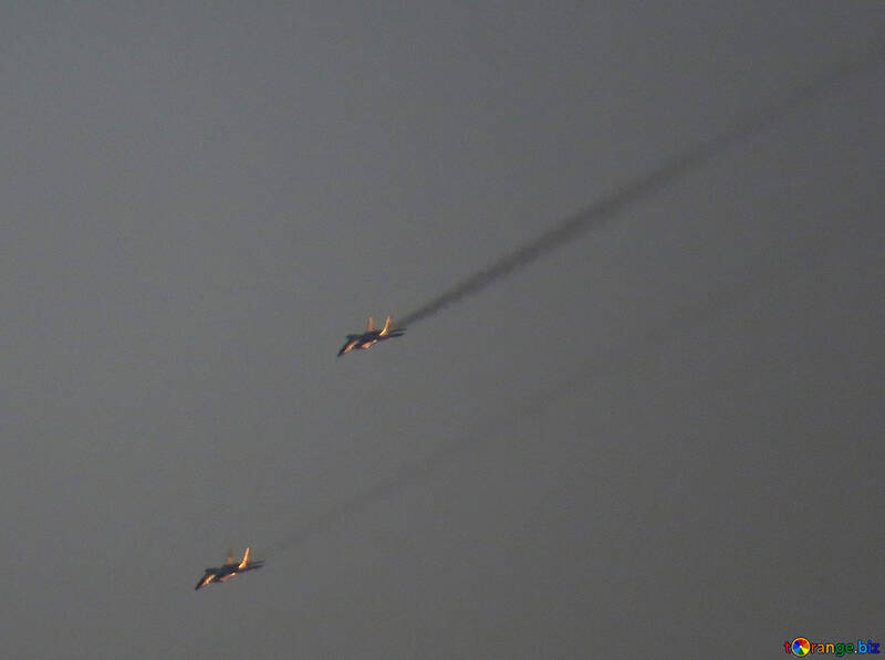 Militärflugzeuge in den Himmel №44494