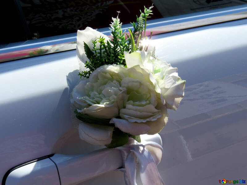 Blumenstrauß auf einer Autotür №44448