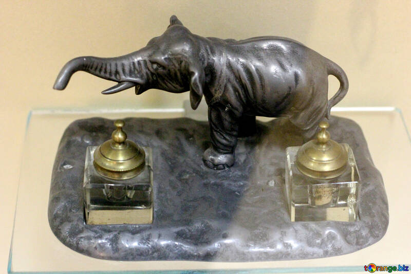 Una figurina di un elefante con un calamaio №44226