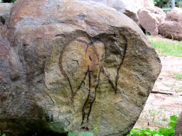 La figura de un elefante en una piedra №45070