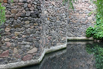 La pared de la fortaleza con un foso de agua №45979