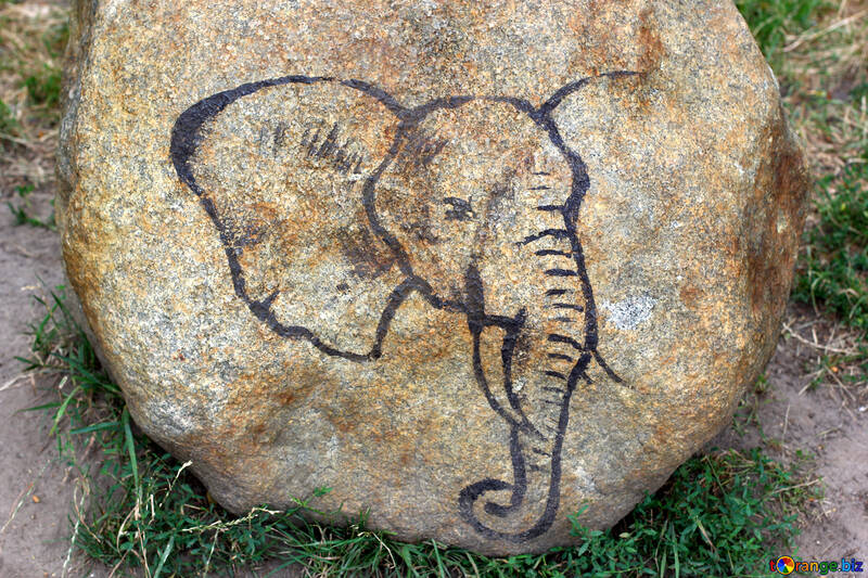 La figura de un elefante en una piedra №45822