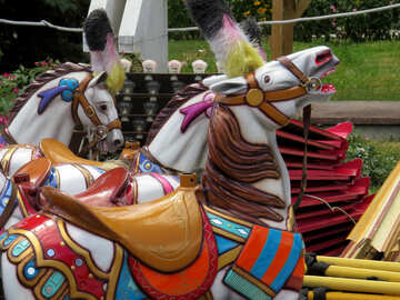 Les enfants avec un cheval de carrousel №46735