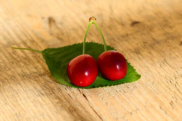Cherry su una tavola di legno №46253