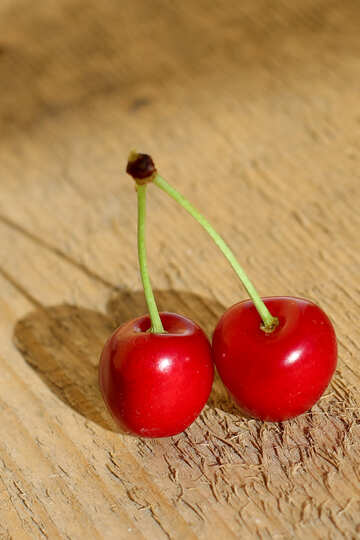 Cherry su una tavola di legno №46237