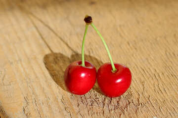 Cherry su una tavola di legno №46247