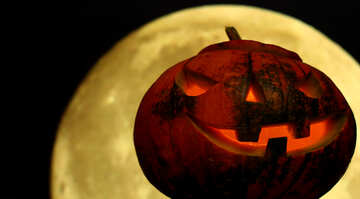 Calabaza de Halloween en el cielo nocturno con la luna №46156